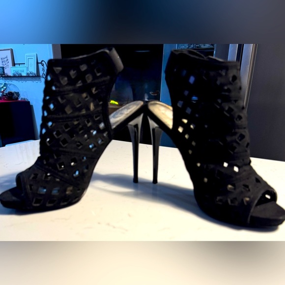 G by Guess Black Cutout Ankle Boots elastic Back Strap 4 inch Heels size 8M - Picture 2 of 10